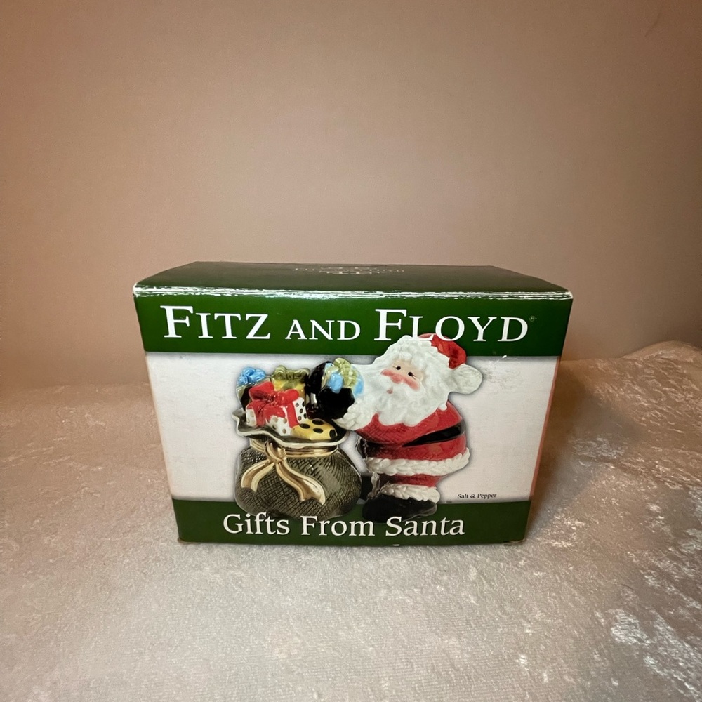 Fitz & Floyd Santa and Gift Sack Salt & Pepper Shakers - Picture 5 of 5